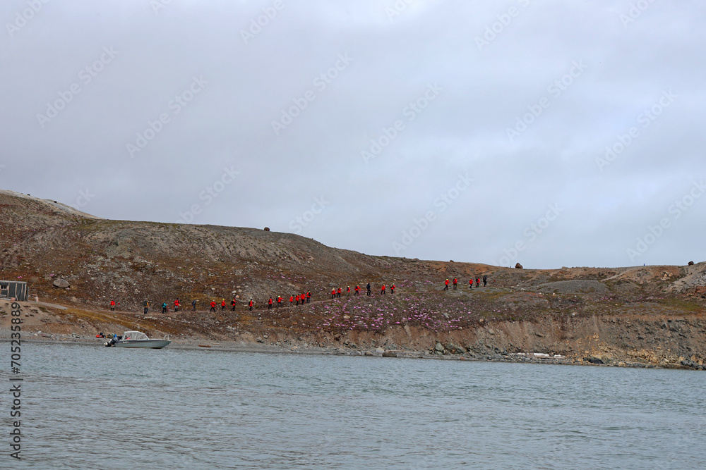 ligne de randonneurs sur les pentes du Svalbard