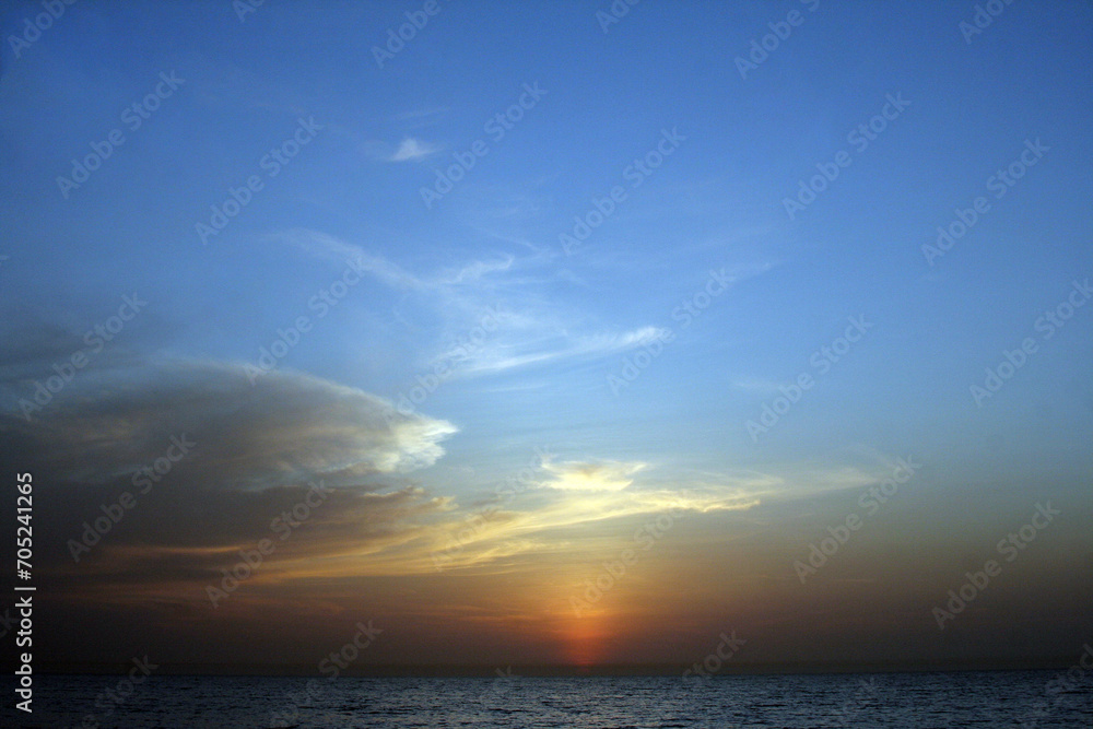 coucher ou lever de soleil sur la mer en arctique