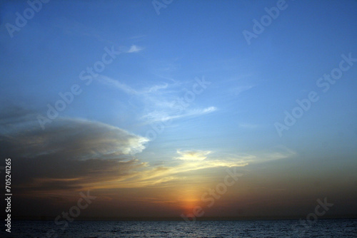 coucher ou lever de soleil sur la mer en arctique © helenedevun