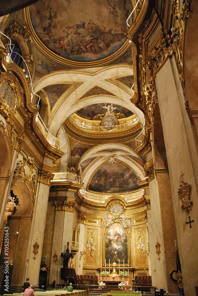 Basílica de San Miguel (oficialmente basílica Pontificia de San Miguel y antigua iglesia de San Justo y Pastor), Madrid (España)