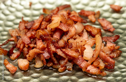 smażony pokrojony boczek, 
fried chopped bacon photo