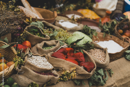 Puesto artesanal de especias y comida medieval photo