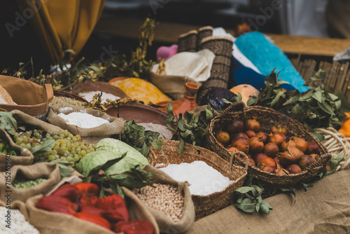 Obraz na płótnie Puesto artesanal de especias y comida medieval w salonie