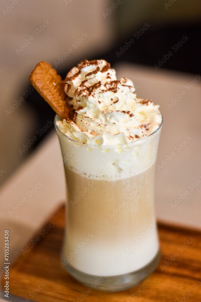 Vaso de café capuchino con nata Vaso de café capuchino con nata