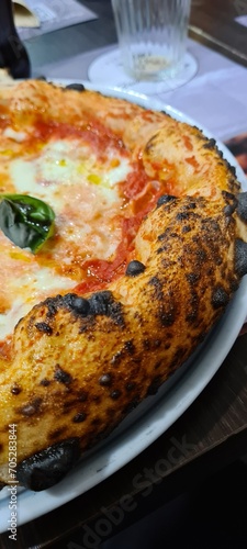 primo piano di un pezzo di pizza margherita 