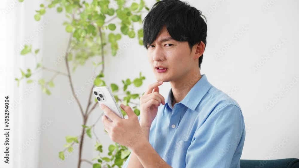 私服姿の若い男性　ライフスタイルイメージ