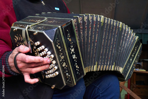 Bandeonista , manos tocando el bandoneon en el barrio de la boca