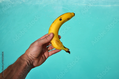 mão segurando banana, fruta 