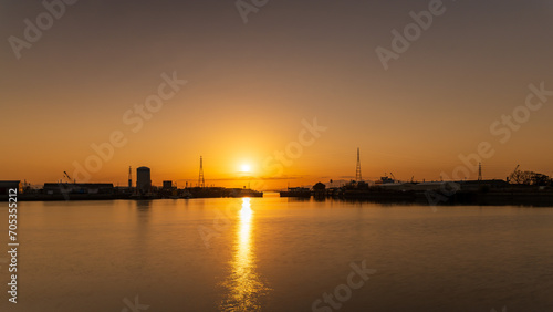 夕焼けが美しい絶景風景(夕焼けの航路)(夕日百選)
Spectacular scenery with a beautiful sunset (sunset route) (100 sunset selections)
日本(冬)
Japan (winter)
九州・福岡県大牟田市
Omuta City, Fukuoka Prefecture, Kyushu
(三池港　夕焼け航路) photo