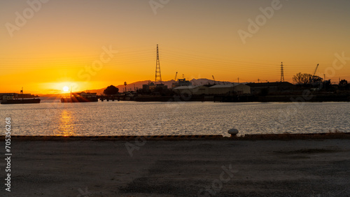 夕焼けが美しい港風景(夕日百選)
Port scenery with a beautiful sunset (100 sunset selections)
日本(冬)
Japan (winter)
九州・福岡県大牟田市
Omuta City, Fukuoka Prefecture, Kyushu
(三池港　夕焼け航路)
(Miike Port Sunset Route) photo