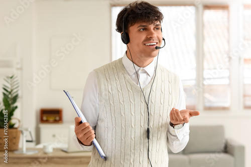 Male technical support agen...