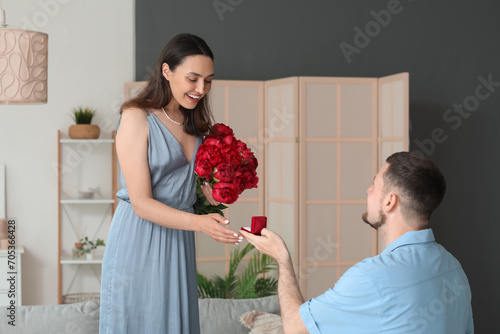 Young man proposing to his ...