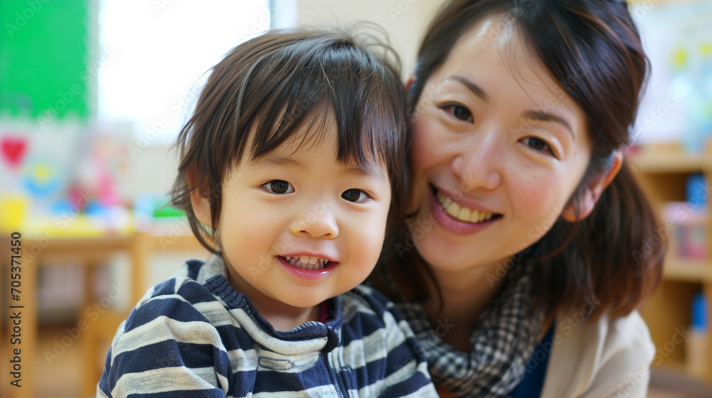 日本の幼稚園児と先生/親子が寄り添って笑顔を向けているツーショット写真、背景保育ルーム、木育/幼児教育 日本の幼稚園児と先生/親子が寄り添って笑顔を向けているツーショット写真、背景保育ルーム、木育/幼児教育