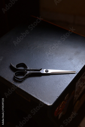 Tesoura de cabelereiro em cima do fundo preto