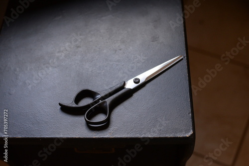 Tesoura de cabelereiro em cima do fundo preto