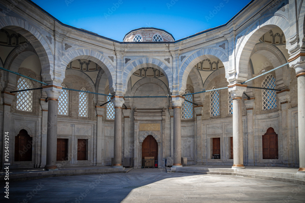 Paisaje urbano típico con antiguas mezquitas en la ciudad árabe Arquitectura islámica en la estructura urbana Tradición cultural de la religión islámica en la ciudad turca