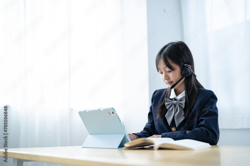 ヘッドセットをつけて学習をする学生服を着た女の子