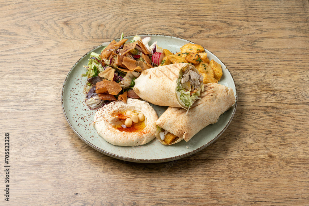kebab avec salade , sauter de pommes de terre et Houmous kebab avec salade , sauter de pommes de terre et Houmous