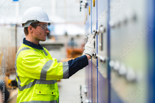 Fotografie Electrical engineer inspection control panel and commissioning during pressure s