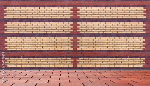 Ziegelmauer aus verschiedenfarbigen Ziegeln mit Bodenplatte