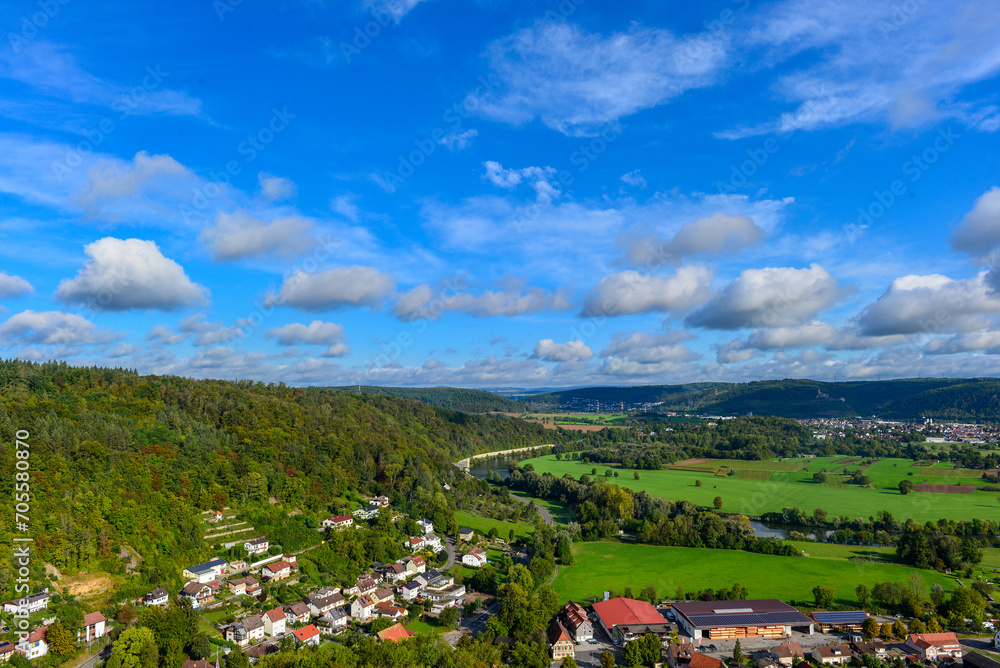 Blick von der Burg Guttenberg auf Neckarmühlbach/Haßmersheim im Neckar-Odenwald-Kreis (Baden Württemberg)
