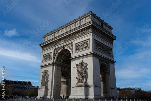 Arc de Triomphe in Paris Frankreich vor blauem Himmel ohne Verkehr  © Marco Berner