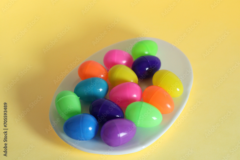 Obraz premium Colorful Easter eggs on yellow background