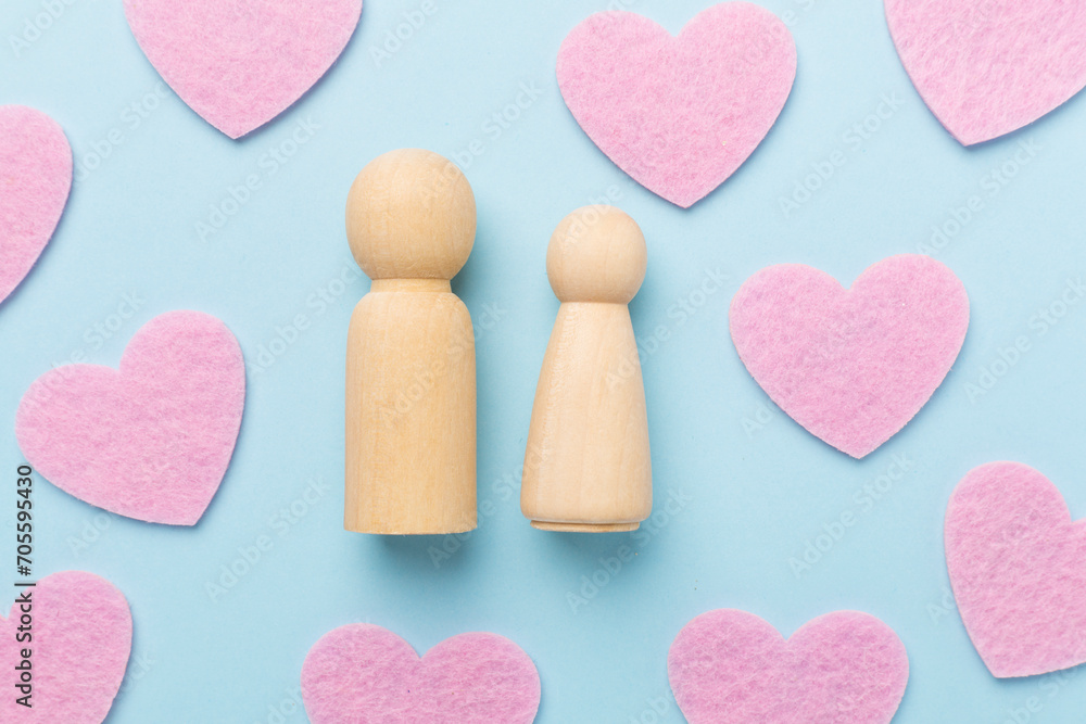 Obraz premium Wooden couple in love on color background, top view. Creative valentine's day composition