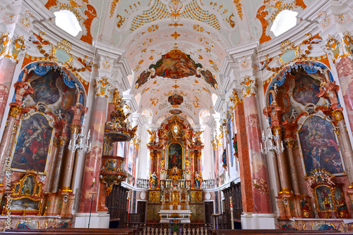 Innenansicht der Frauenkirche (Zu Unserer Lieben Frau) in Günzburg, Schwaben (Bayern) 
