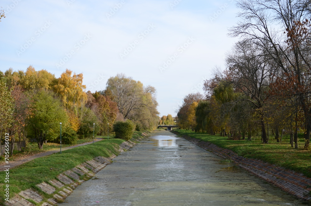 river in the autumn park.