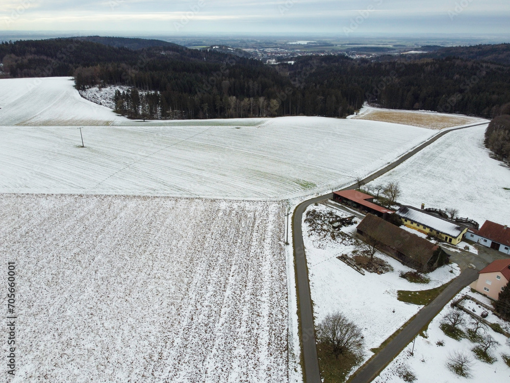 Obraz premium snowy agricultural snowy fields in bavaria