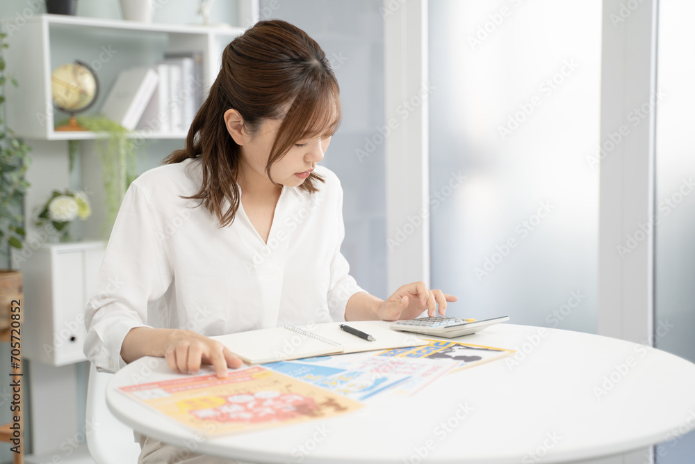 子供の教育費を計画する真剣な母親 子供の教育費を計画する真剣な母親