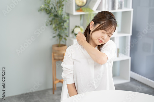 肩こりをマッサージする女性
