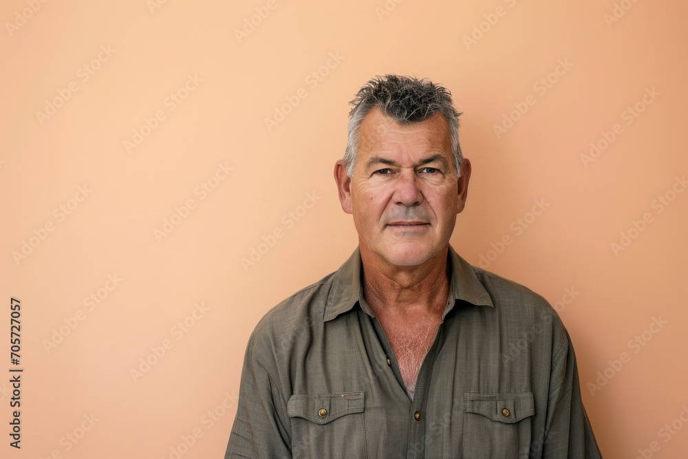 portrait studio sur fond orangé d'une homme portrait studio sur fond orangé d'une homme