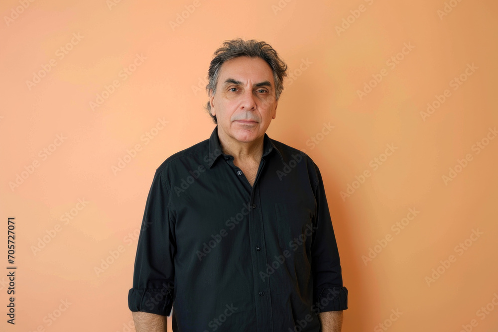 portrait studio sur fond orangé d'une homme portrait studio sur fond orangé d'une homme