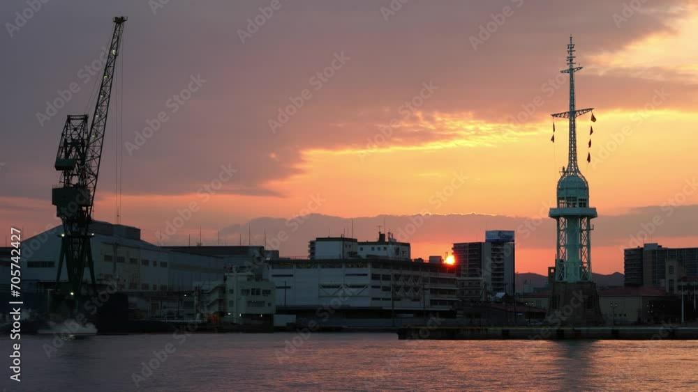 夕暮れの神戸港 旧神戸港信号所と造船所のクレーン (タイムラプス・クイックモーション) 夕暮れの神戸港 旧神戸港信号所と造船所のクレーン (タイムラプス・クイックモーション)
