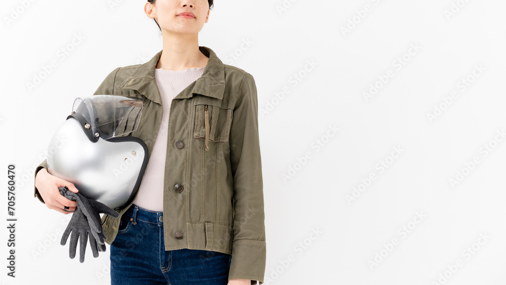 ヘルメットを持った女性