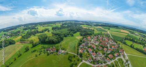 Die oberschwäbische Naturlandschaft bei Grünkraut im Landkreis Ravensburg von oben