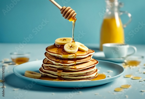 Colazione Saporita- Pancakes con Banana e Miele su Sfondo Azzurro Chiaro photo