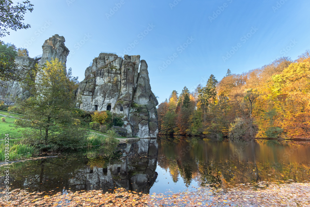 Die Externsteine mit herbstlichen Wiembecketeich bei Horn-Bad Meinberg, Teutoburger Wand, Nordrhein-Westfalen