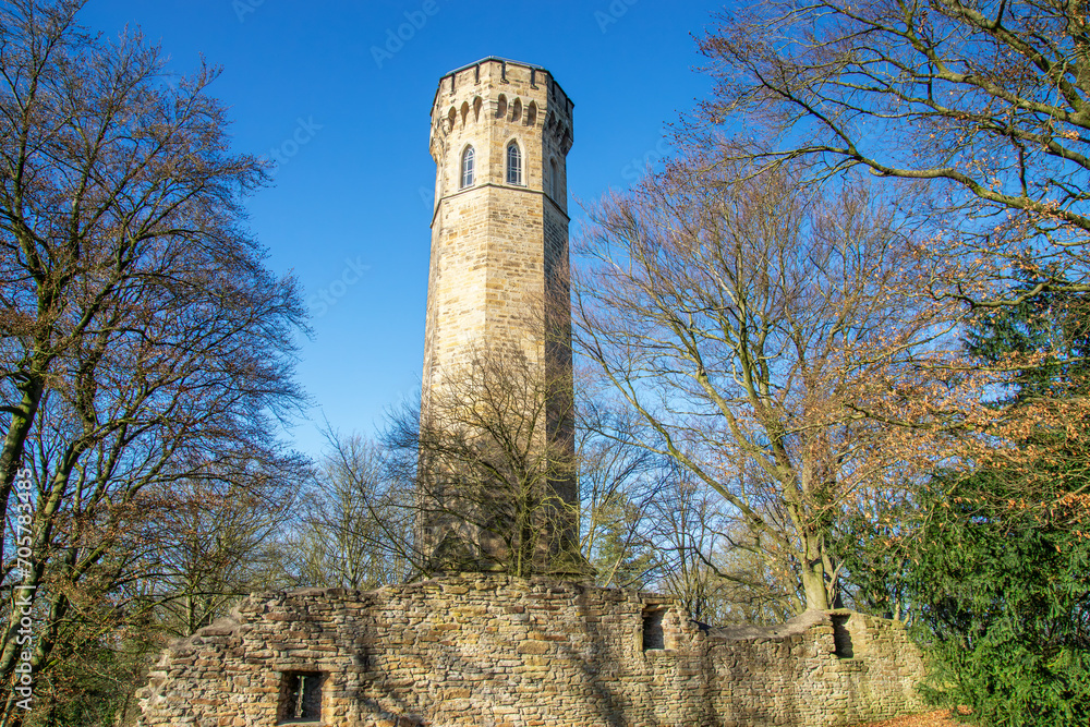 Obraz premium Vincketurm und Burgruine der Hohensyburg in Dortmund, Nordrhein-Westfalen