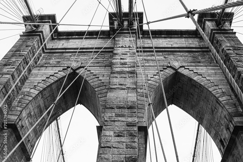 Fototapeta premium Una de las torres colgantes del puente de Brooklyn donde se puede ver el año de inauguración