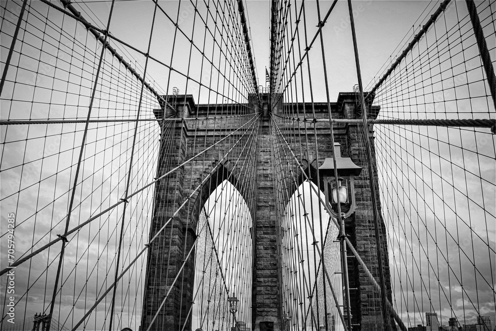 Fototapeta premium Perspectiva de una de las torres del puente colgante que para su época fue el mas largo del mundo.