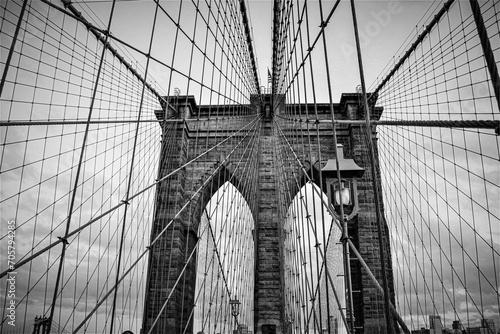 Perspectiva de una de las torres del puente colgante que para su época fue el mas largo del mundo.