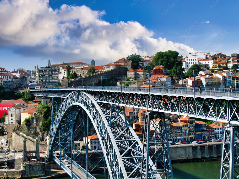 Fototapeta premium Ponte Luís I, symbol of the city of Porto, Portugal. The connecting bridge connects the old city with Ribeira