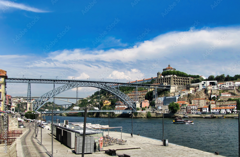 Ponte Luís I, symbol of the city of Porto, Portugal. The connecting bridge connects the old city with Ribeira