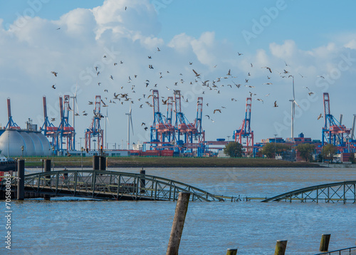 Sturmflut und Elbe Hochwasser am Hamburger Hafen St. Pauli Fischmarkt Fischauktionshalle