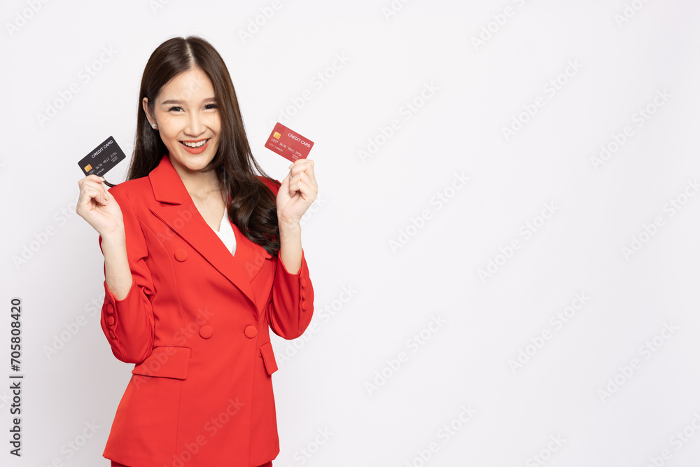 Naklejka premium Young beautiful Asian businesswoman showing and presenting credit card or personal loan card isolated on white background