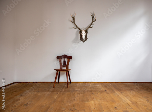 Altes Zimmer mit rustikalem Holzstuhl