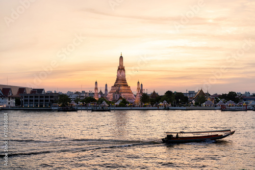 Beautiful sunset view of Wat Arun, Bangkok © asean studio